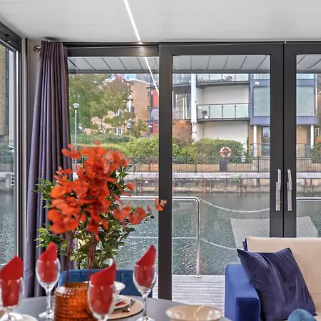 Unique Water In - Sleeps 6 Botel London