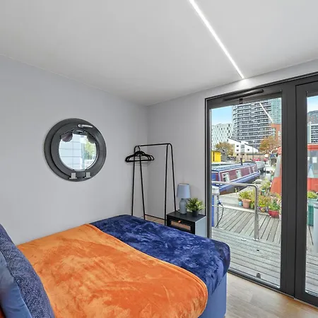 Unique Water In - Sleeps 6 Botel London