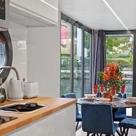 Unique Water In - Sleeps 6 London