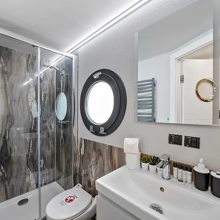 Unique Water In - Sleeps 6 Botel