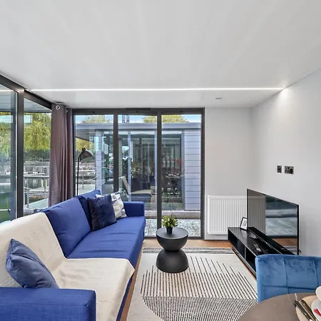 Unique Water In - Sleeps 6 Botel London
