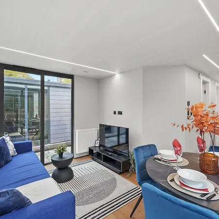 Botel Unique Water In - Sleeps 6 London