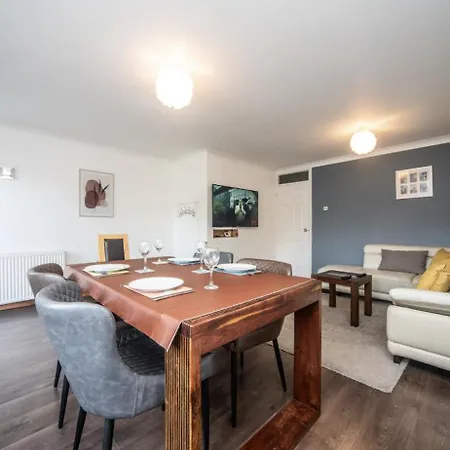 Spacious With Parking & Garden * Chessington