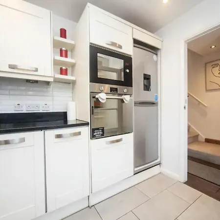 Holiday home Spacious With Parking & Garden *