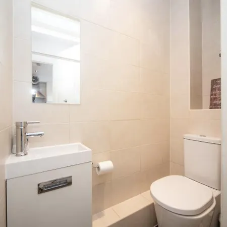 Spacious With Parking & Garden Holiday home *