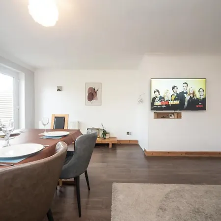 Spacious With Parking & Garden Holiday home *