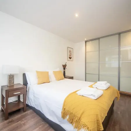 Spacious With Parking & Garden Holiday home