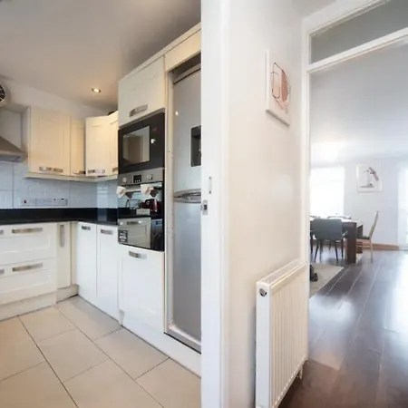 Holiday home Spacious With Parking & Garden *