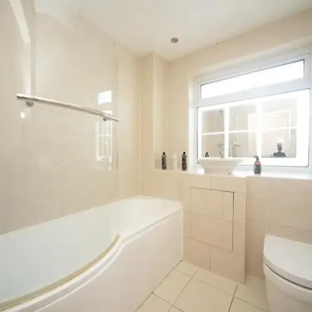 Spacious With Parking & Garden
