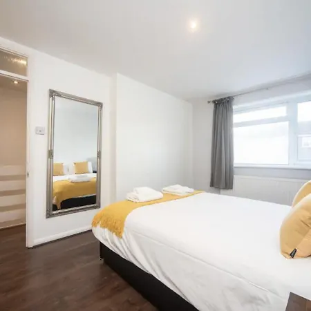 Spacious With Parking & Garden Holiday home *