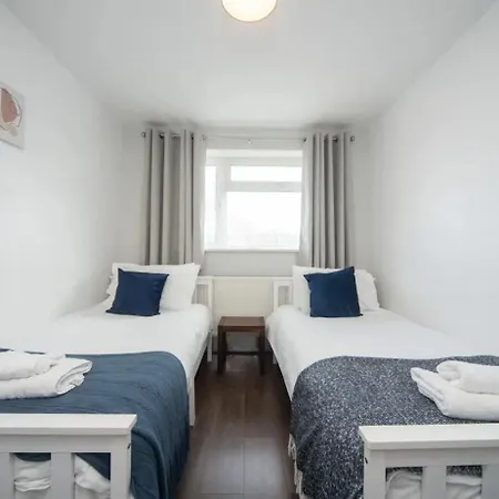 Spacious With Parking & Garden Сasa de vacaciones *