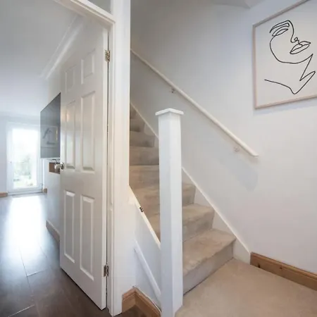 Spacious With Parking & Garden * Chessington