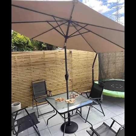 Holiday home Spacious With Parking & Garden *