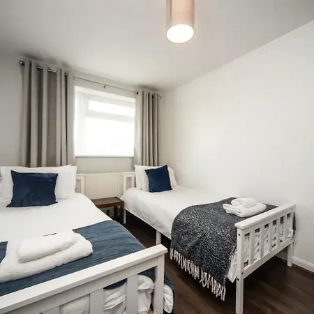 Spacious With Parking & Garden