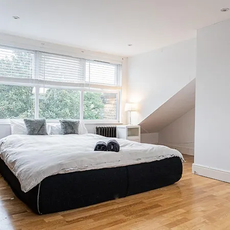 Spacious 2 Bedroom In Hackney London