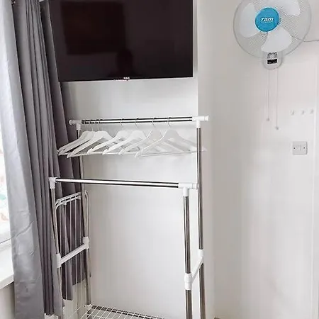 Apartment 2 Bed London Flat, Fully Equipped. *