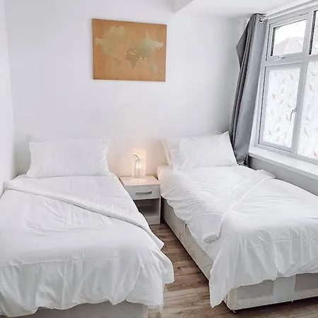 Apartment 2 Bed London Flat, Fully Equipped. Croydon