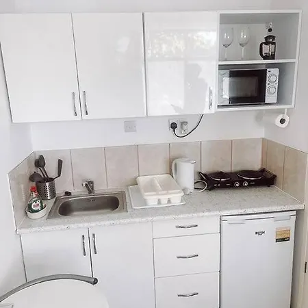 Apartment 2 Bed London Flat, Fully Equipped.