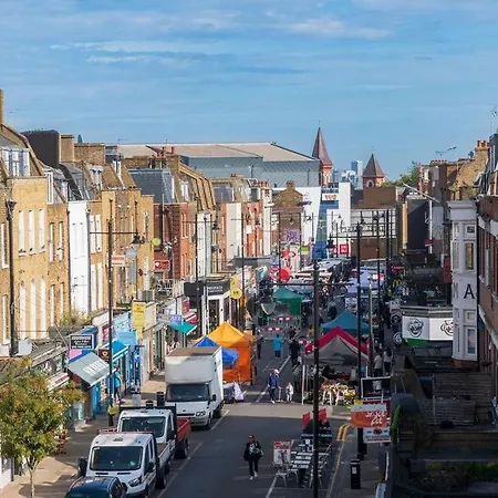 Spacious On Chapel Market London