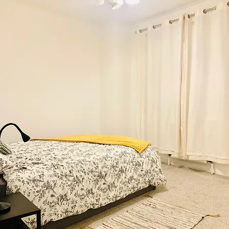 Cosy 2 Bedroom In Swiss Cottage. *