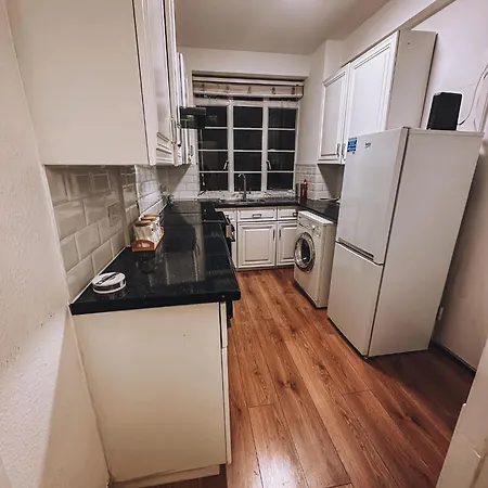 Cosy 2 Bedroom In Swiss Cottage. * London