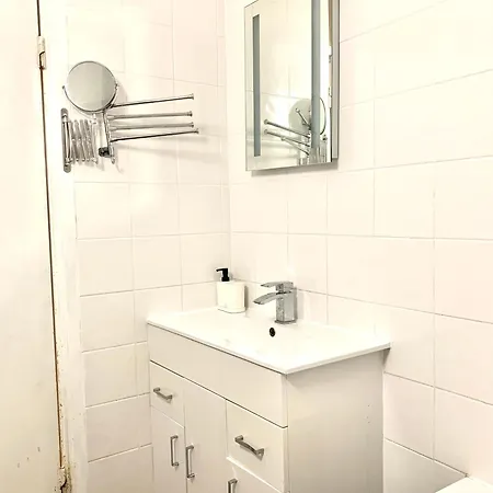 Cosy 2 Bedroom In Swiss Cottage. *