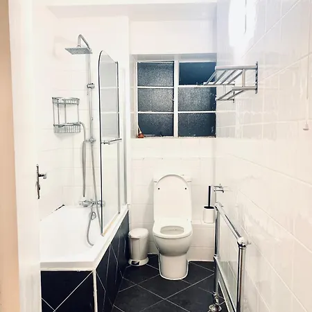 Cosy 2 Bedroom In Swiss Cottage. Apartment