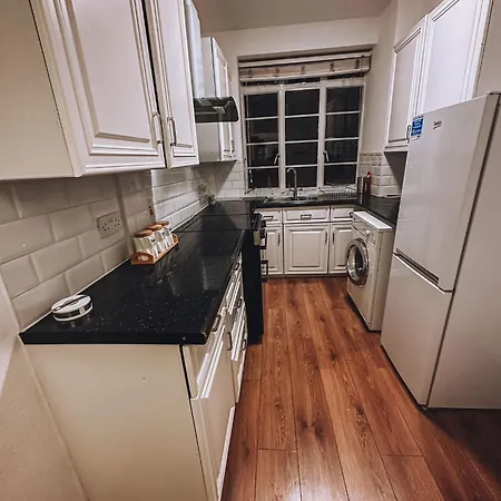 Cosy 2 Bedroom In Swiss Cottage. London