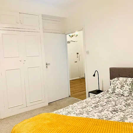 Cosy 2 Bedroom In Swiss Cottage. * London