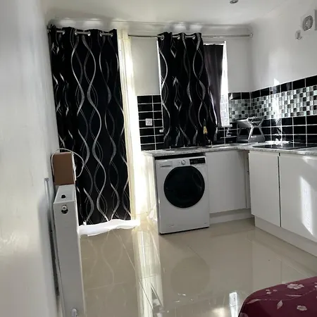Luxury Ensuite In Crayford Dartford Bexley London With Full Kitchen And Side Garden Alleyway Entrance *