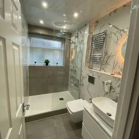 One Bedroom Flat In Chiswick W4 *