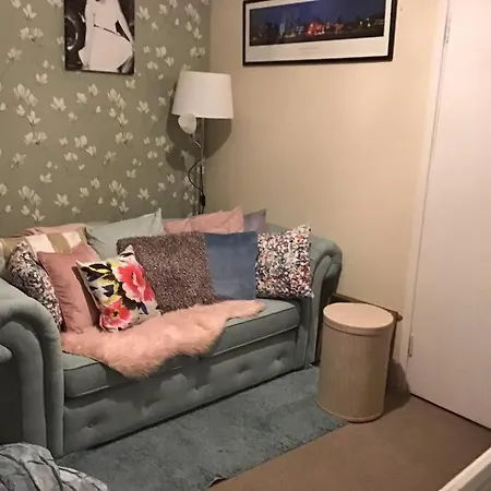 1 Bed Flat Near London