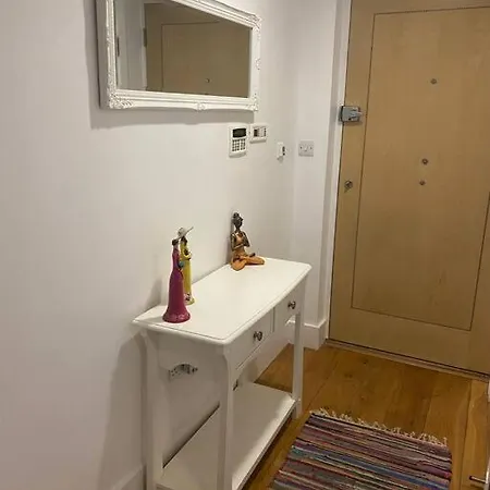 Lovely And Spacious Wimbledon Flat Apartment London