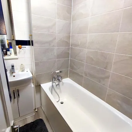 Spacious Flat With 2 To 3 Bedrooms In Londyn