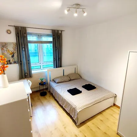 Spacious Flat With 2 To 3 Bedrooms In Londyn