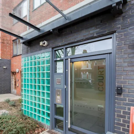 Splendid 2 Bdr With Panoramic View, Acton Apartment London