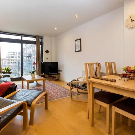 Splendid 2 Bdr With Panoramic View, Acton Apartment London