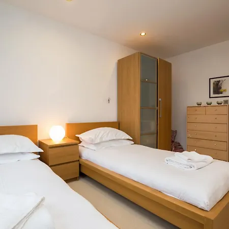 Splendid 2 Bdr With Panoramic View, Acton Apartment London