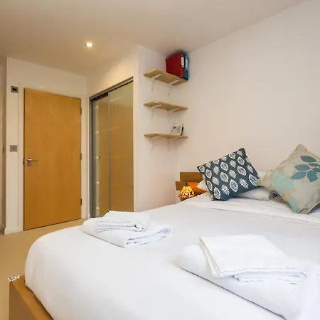 Splendid 2 Bdr With Panoramic View, Acton Apartment London