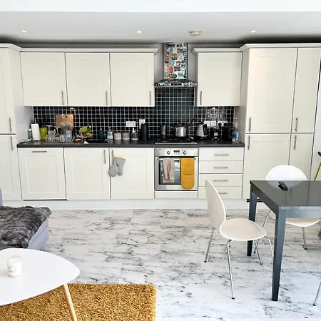 Deluxe Entire With 2x Bedrooms, 2x Bathrooms And A Big Living In The Olympic Park And Westfield At Stratford * London