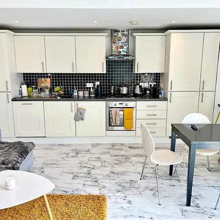 Deluxe Entire With 2x Bedrooms, 2x Bathrooms And A Big Living In The Olympic Park And Westfield At Stratford Aparthotel *