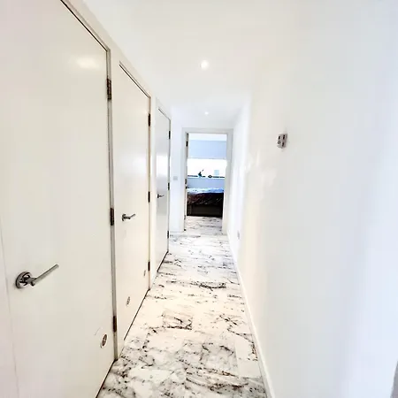 Deluxe Entire With 2x Bedrooms, 2x Bathrooms And A Big Living In The Olympic Park And Westfield At Stratford Aparthotel *
