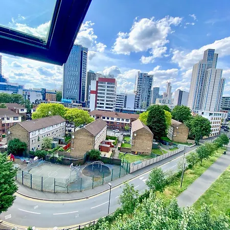Deluxe Entire With 2x Bedrooms, 2x Bathrooms And A Big Living In The Olympic Park And Westfield At Stratford London