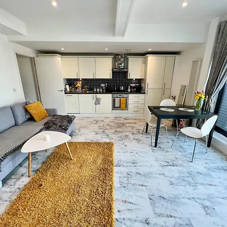 Aparthotel Deluxe Entire With 2x Bedrooms, 2x Bathrooms And A Big Living In The Olympic Park And Westfield At Stratford