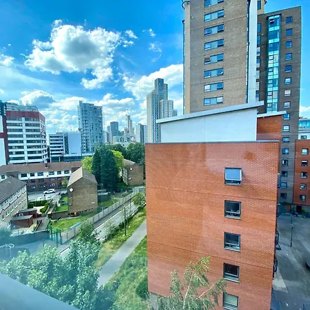 Deluxe Entire With 2x Bedrooms, 2x Bathrooms And A Big Living In The Olympic Park And Westfield At Stratford London