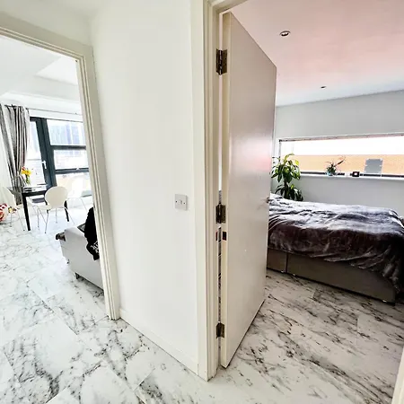 Deluxe Entire With 2x Bedrooms, 2x Bathrooms And A Big Living In The Olympic Park And Westfield At Stratford * London