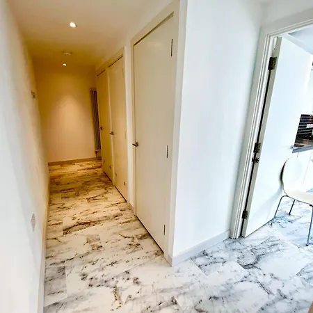 Deluxe Entire With 2x Bedrooms, 2x Bathrooms And A Big Living In The Olympic Park And Westfield At Stratford Aparthotel London