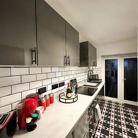 Boutique Backyard - Brimsdown Holiday home *