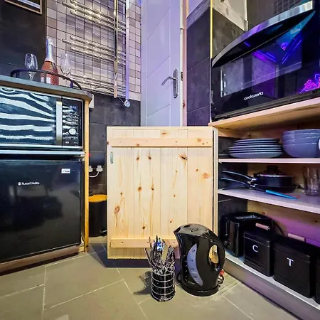 Apartment Special Spa-partment Whot Tub,sauna,lounge-maerdy London