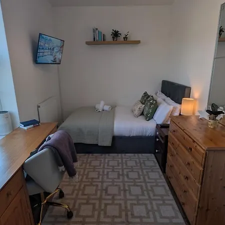Single Close To Battersea